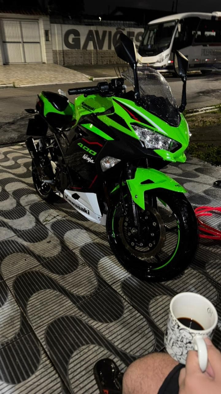 Kawasaki Ninja 400 verde, de Priscila Angelo de Lima.